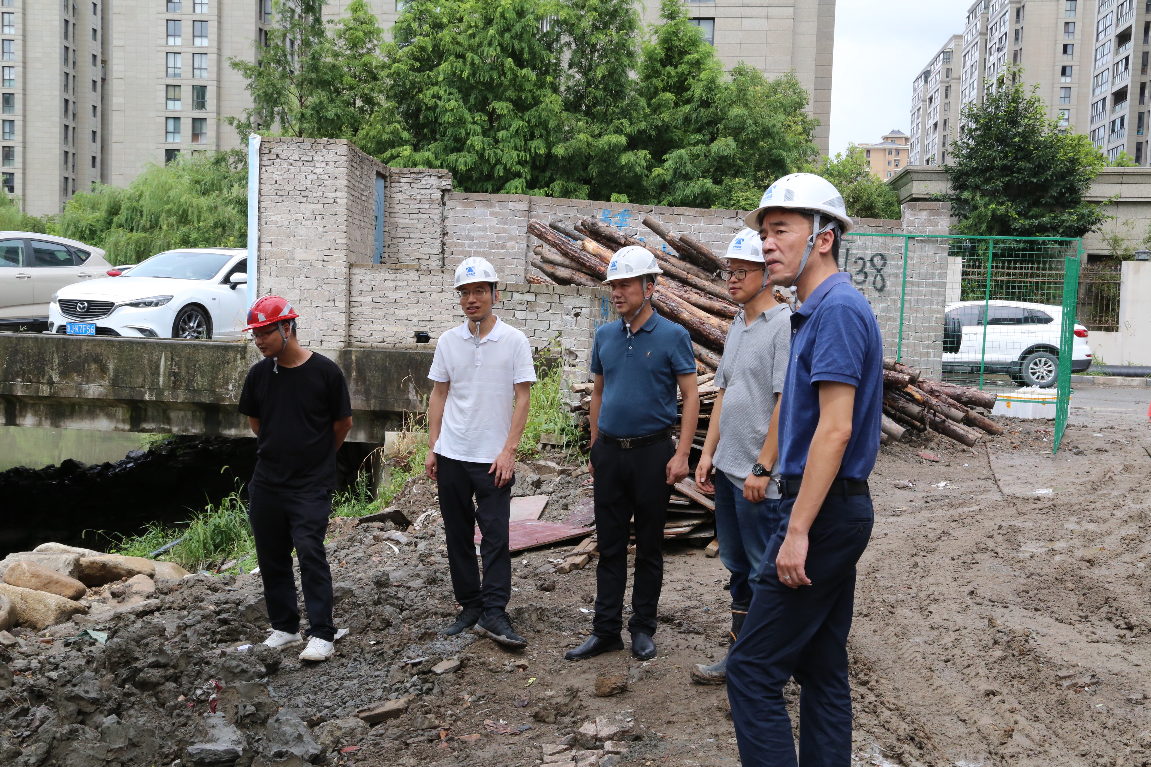 圖為檢查組一行察看項目附近河道沿岸防護情況.jpg