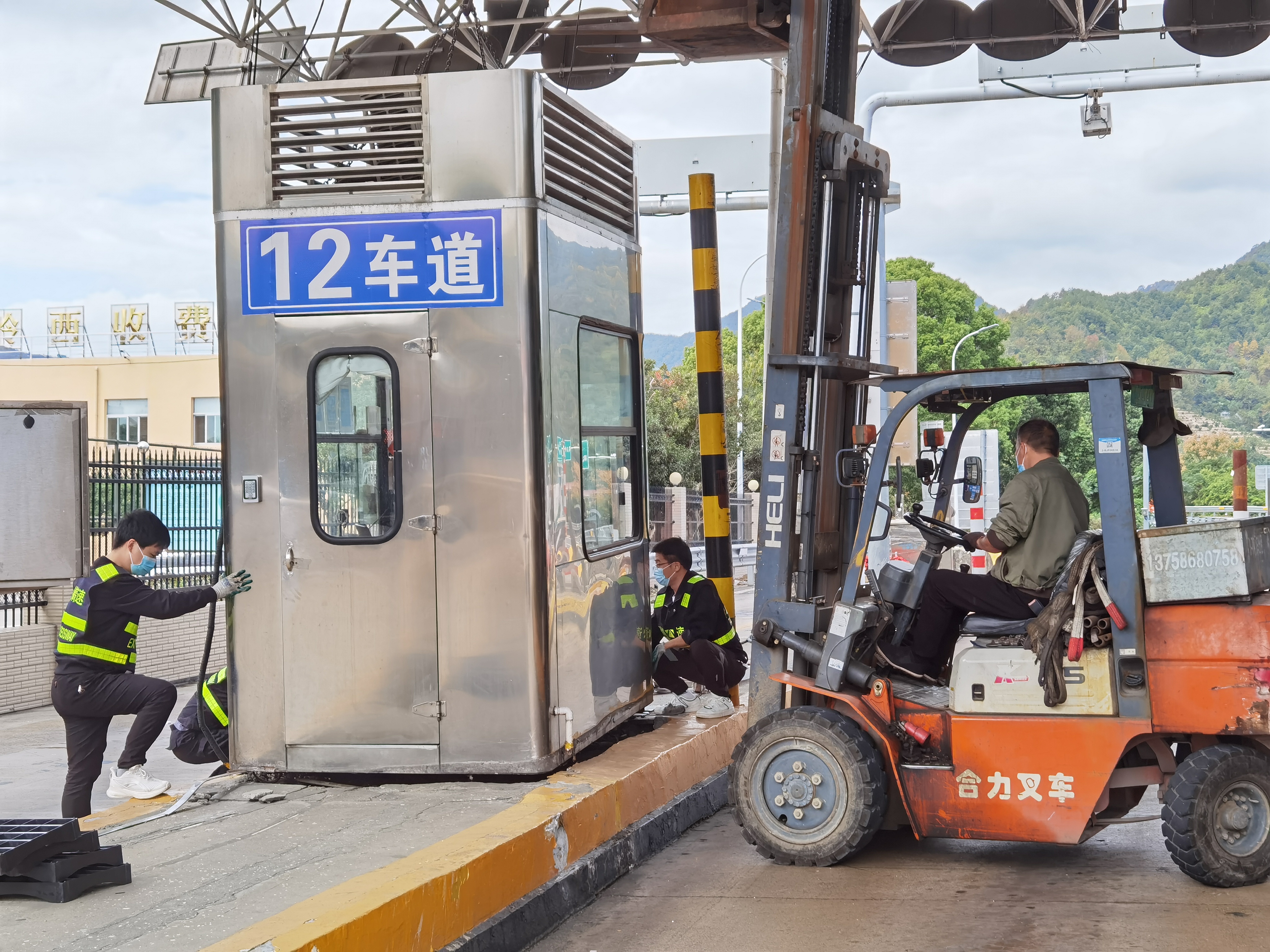 20221025維養中心、施救中心聯合對崗亭進行搶修1——鄭霞霞拍攝.jpg